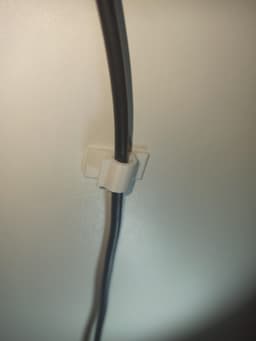 Клипса за кабел, монтаж на стена