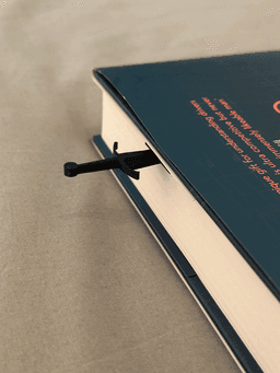 Разделител за книга Екскалибур, близък план