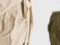 Декоративна кашпа с ефект на смачкана хартия - близък план