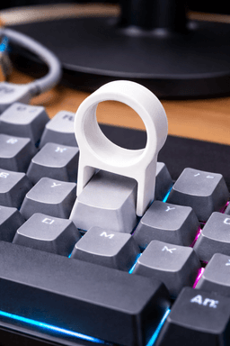 Keycap Puller върху механична клавиатура