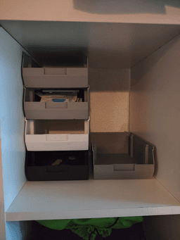 Стакващи се организатори, подредени в шкаф