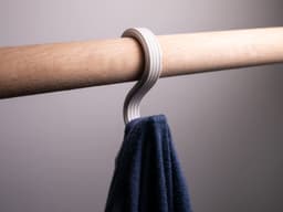 S-образна кука с чанта, бял вариант