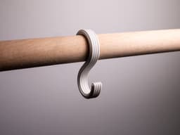 S-образна кука, бял вариант - страничен изглед