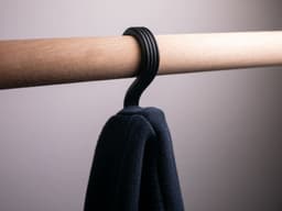 S-образна кука с чанта, черен вариант