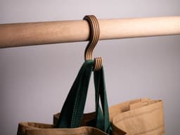 S-образна кука с чанта, кафяв вариант