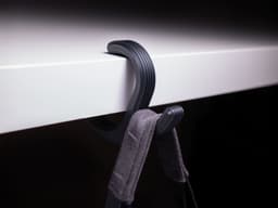 Закачалка за маса с чанта, черен вариант