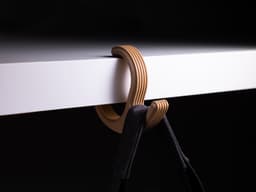 Закачалка за маса с чанта, кафяв вариант